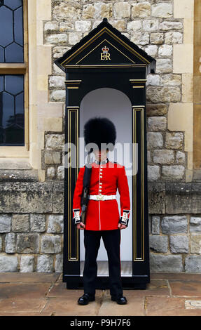 Un membro della Guardia Queens si erge sentinal presso la Torre di Londra a Londra, Inghilterra. Foto Stock