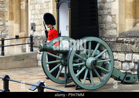 Un membro della Regina della Guardia sorge sentinal presso la Torre di Londra a Londra, Inghilterra. Foto Stock