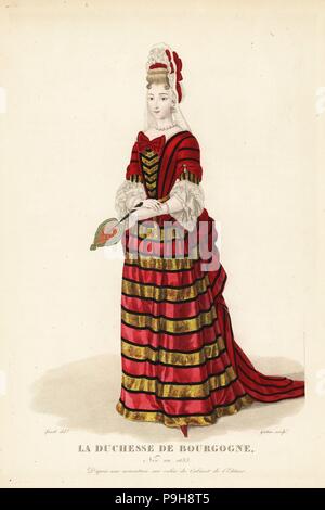 Marie Adelaide de Savoie, duchessa di Borgogna, 1683-1712. Indossa una tall lace Fontanges copricapo con nastri, strisce mantova con treno, manicotti di pizzo e petticoat con bande in oro. Dopo una miniatura su pergamena nel editor di raccolta. Handcolored incisione su rame di Georges Jacques Gatine dopo una illustrazione di Louis Marie Lante da Galerie Francaise de Femmes Celebres, Parigi, 1827. Foto Stock