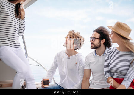 Gente allegra divertendosi in barca parte godendo le vacanze estive - Amicizia e felicità concetto. Foto Stock