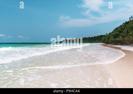 Mare con una spiaggia di sabbia bianca. Vista aerea dal di sopra. Le onde del mare. Spiaggia di sabbia di antenna, la vista in pianta di una bellissima spiaggia di sabbia di riprese aeree con le onde azzurre Foto Stock