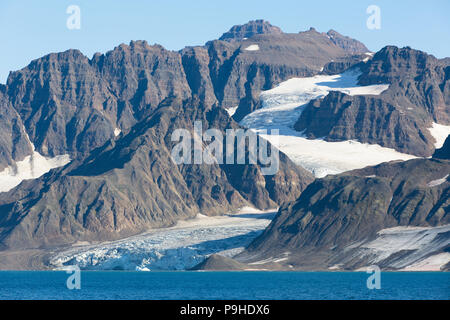 La costa orientale della Groenlandia, con ghiacciai, iceberg Foto Stock