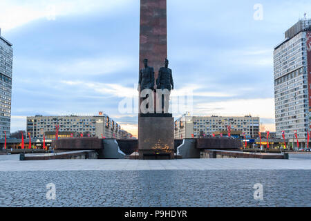 Saint Petersburg, Russia - 2 Maggio 2018: Statua di soldati che marciano alla guerra presso il monumento agli eroici difensori di Leningrado. Foto Stock