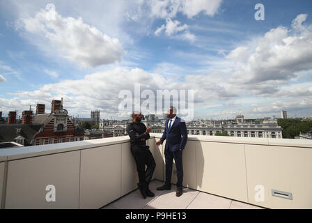 È sotto embargo per 0001 Giovedì 19 Luglio British Transport poliziotti PC Leon McLeod (sinistra) e PC Wayne Marques, a New Scotland Yard, Londra, come PC McLeod è stato insignito del Queen's galanteria medaglia (QGM) e PC Marques ha ricevuto la Medaglia George (GM) per affrontare i terroristi armati per proteggere gli altri a London Bridge. Foto Stock