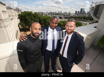 È sotto embargo per 0001 Giovedì 19 luglio (da sinistra a destra) British Transport poliziotti PC Leon McLeod e PC Wayne Marques e la Metropolitan Police officer PC Guenigault Charles, a New Scotland Yard, Londra, come McLeod è stato insignito del Queen's galanteria medaglia (QGM) e PC Marques e PC Guenigault si sono aggiudicati la Medaglia George (GM) per affrontare i terroristi armati per proteggere gli altri a London Bridge. Foto Stock