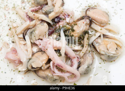 Cocktail di frutti di mare con olio Foto Stock