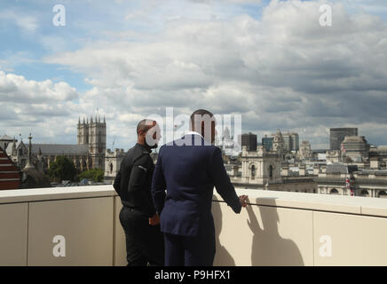 È sotto embargo per 0001 Giovedì 19 Luglio British Transport poliziotti PC Leon McLeod (sinistra) e PC Wayne Marques, a New Scotland Yard, Londra, come PC McLeod è stato insignito del Queen's galanteria medaglia (QGM) e PC Marques ha ricevuto la Medaglia George (GM) per affrontare i terroristi armati per proteggere gli altri a London Bridge. Foto Stock