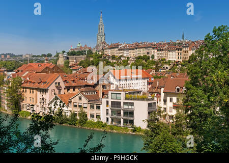 Vista della città di fiume Aare e Minster Cattedrale di Berna Foto Stock