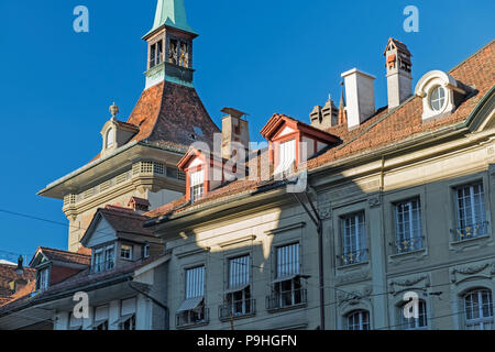 Bärenplatz case e torre dell orologio città vecchia di Berna Foto Stock