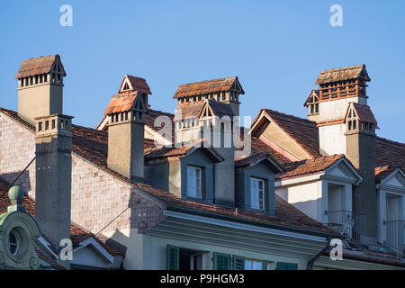 Camini e sui tetti della città vecchia di Berna Foto Stock