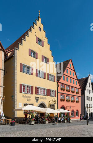 Casa facciate di case a schiera su piazza del mercato (Marktplatz) a Rothenburg ob der Tauber, Germania Foto Stock