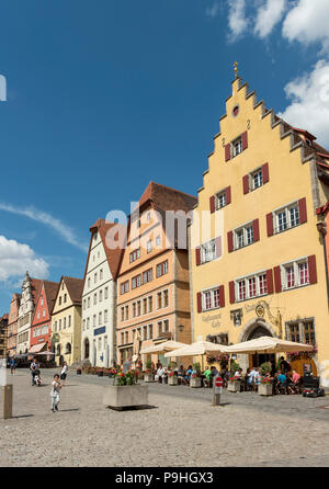 Casa facciate di case a schiera su piazza del mercato (Marktplatz) a Rothenburg ob der Tauber, Germania Foto Stock
