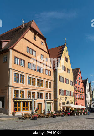 Casa facciate di case a schiera su piazza del mercato (Marktplatz) a Rothenburg ob der Tauber, Germania Foto Stock