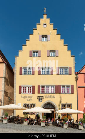 La facciata della casa cittadina sulla piazza del mercato (Marktplatz) a Rothenburg ob der Tauber, Germania Foto Stock