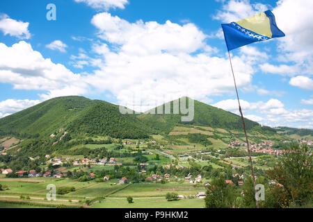 La Piramide bosniaca del Sole (a destra) è il più alto del mondo, 12000 anni fa e la piramide di amore (sinistra) , nei pressi della città di Visoko, Bosnia e Herzegov Foto Stock