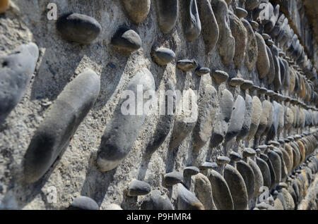 Close-up della parete di calcestruzzo con ciottoli e sabbia Foto Stock