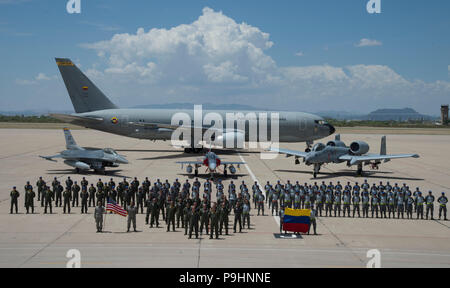 Avieri dal colombiano Air Force e U.S. Air Force posano per una foto di gruppo di fronte a un colombiano Air Force 767 Petroliera Multimissione Trasporti aerei di Giove, U.S. Air Force F-16 Fighting Falcon, un colombiano Air Force Kfir fighter jet e un'U.S. Air Force A-10 Thunderbolt II sul flightline a Davis-Monthan Air Force Base, Ariz., 13 luglio 2018. Sei Kfirs colombiano dalla lotta contro lo squadrone n. 111, arrivati al treno con la 162Ala di F-16s e 354Fighter Squadron è un-10 Thunderbolt IIs in preparazione per la bandiera rossa 18-3.(STATI UNITI Air Force photo by Staff Sgt. Angela Ruiz) Foto Stock