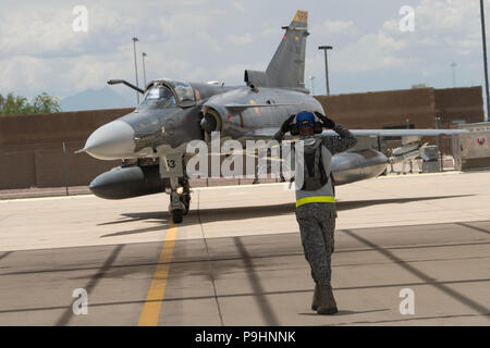 Un colombiano Air Force capo equipaggio guide un colombiano Kfir fighter jet programma pilota in un parcheggio al Davis-Monthan Air Force Base, Ariz., Luglio 9, 2018. Il Kfirs volò un orientamento di volo con una-10 Thunderbolt IIs e F-16 Fighting Falcons in preparazione per la bandiera rossa 18-3. (U.S. Air Force photo by Staff Sgt. Angela Ruiz) Foto Stock