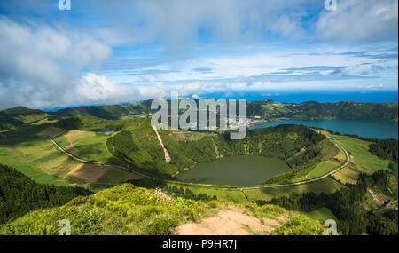 Vista la Caldeira delle Sete Cidades, isola Sao Miguel, Azzorre, Portogallo Foto Stock