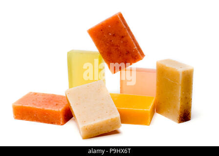 Barre di sapone di diverso colore su sfondo bianco Foto Stock