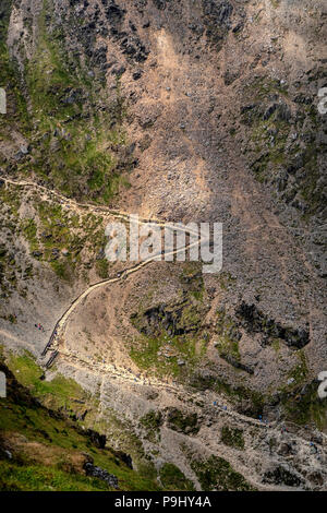 Gli escursionisti fanno la loro strada fino la Pyg via sul lato orientale di Snowdon nel Parco Nazionale di Snowdonia, Galles. Foto Stock