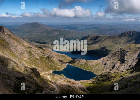 Walkers sul minatori via sopra Llyn Glaslyn e Llyn Llydaw sul lato orientale di Snowdon nel Parco Nazionale di Snowdonia, Galles. Foto Stock