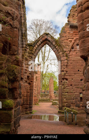 Le rovine della chiesa di San Giovanni Evangelista, pareti di mattoni rossi e arco vista nella città di Chester, Cheshire, Engalnd, Regno Unito. Foto Stock