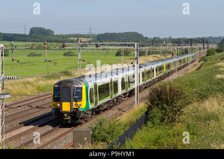 Classe tre 350 emu numeri 350266, 350120 e 350233 forma un West Midlands servizio treni a giunzione Ledburn il 30 giugno 2018. Foto Stock