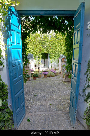 Porta blu che si aprono su di un cortile con un altra porta alla fine - Tipico patio a Cordoba Spagna Foto Stock