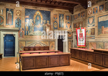 San Miniato, TOSCANA - La 14c del Palazzo Comunale). La camera di consiglio fu affrescato nel 1928 in stile medievale con scene di storia locale Foto Stock