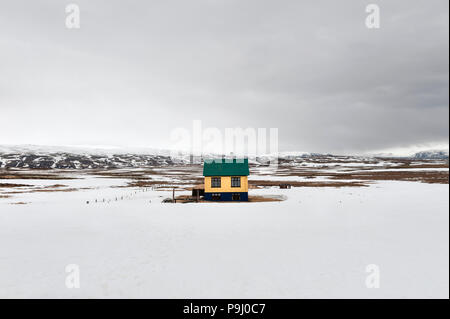 Islanda occidentale, una casa isolata solitaria nel vasto e vuoto paesaggio del Parco Nazionale di Þingvellir, a nord del Lago Þingvallavatn Foto Stock