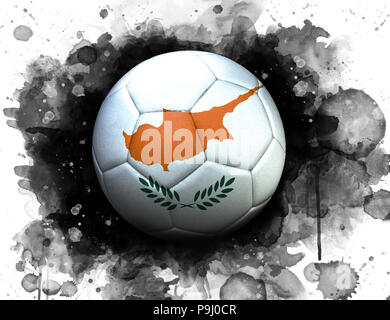 Pallone da calcio con la bandiera di Cipro, vicino, effetto acquerello su sfondo bianco. Foto Stock