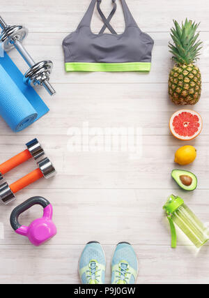 Attrezzature sportive e il cibo sano su un bianco sullo sfondo di legno. Vista dall'alto. La motivazione. Spazio Сopy. Foto Stock