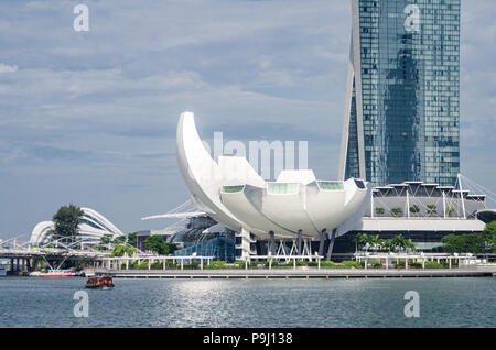 Bella giornata con Singapore Art Museo della Scienza come si vede dal ponte del Giubileo. L'architettura è detto di essere una forma che ricorda quello di un fiore di loto. Foto Stock
