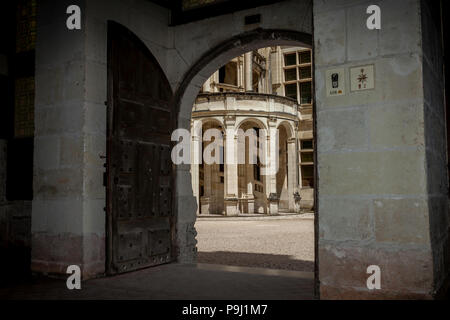 Porta ad arco che conduce al cortile con una delle scale a chiocciola a Chambord, Loire, Francia Foto Stock