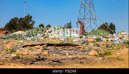 Johannesburg, Sud Africa, 11 settembre 2011, il riciclaggio di rifiuti di smistamento raccoglitrice di bottiglie di vetro nelle zone urbane SOWETO SUDAFRICA Foto Stock