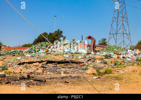 Johannesburg, Sud Africa, 11 settembre 2011, il riciclaggio di rifiuti di smistamento raccoglitrice di bottiglie di vetro nelle zone urbane SOWETO SUDAFRICA Foto Stock