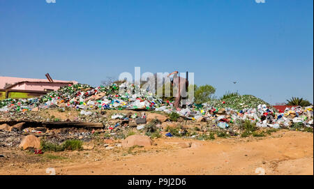 Johannesburg, Sud Africa, 11 settembre 2011, il riciclaggio di rifiuti di smistamento raccoglitrice di bottiglie di vetro nelle zone urbane SOWETO SUDAFRICA Foto Stock