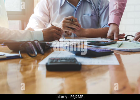 Riunioni di team aziendali e per discutere del piano di progetto. Imprenditori discutendo insieme in sala riunioni. Investitore professionale lavorando con il progetto di business Foto Stock