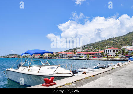 San Tommaso, Isole Vergini degli Stati Uniti - 01 Aprile 2014: una barca a vela e alcuni motoscafi ancorato nel centro cittadino di San Tommaso in Isole Vergini americane. Foto Stock