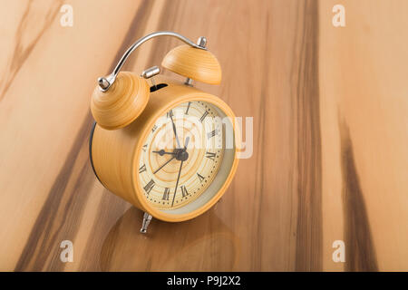 Orologi su superfici laccate, la riflessione di oggetti. Foto Stock