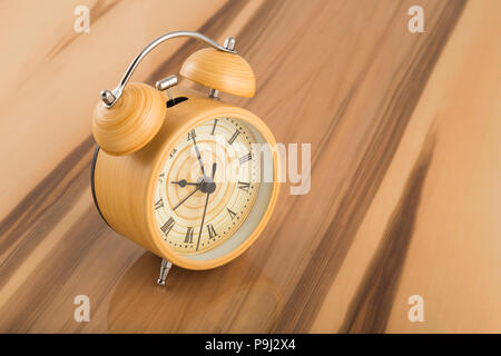 Orologi su superfici laccate, la riflessione di oggetti. Foto Stock