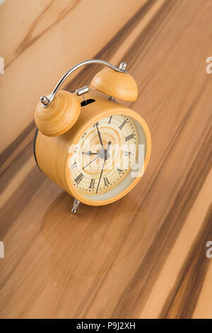 Orologi su superfici laccate, la riflessione di oggetti. Foto Stock