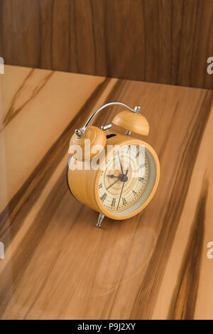 Orologi su superfici laccate, la riflessione di oggetti. Foto Stock