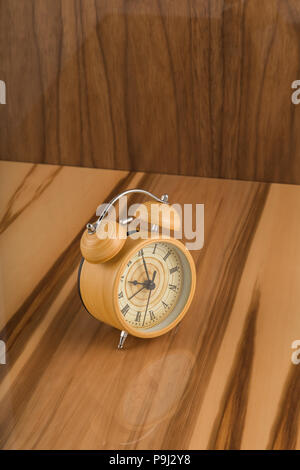 Orologi su superfici laccate, la riflessione di oggetti. Foto Stock
