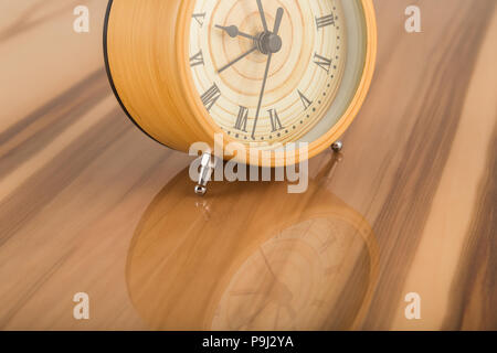 Orologi su superfici laccate, la riflessione di oggetti. Foto Stock