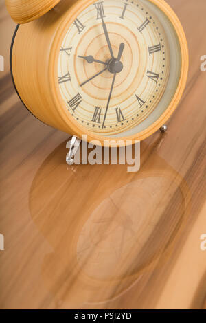 Orologi su superfici laccate, la riflessione di oggetti. Foto Stock