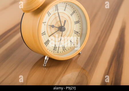 Orologi su superfici laccate, la riflessione di oggetti. Foto Stock