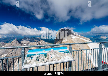 Marmolada, Dolomiti, Itay. Vista spettacolare sulla Punta Rocca e altri picchi nelle Dolomiti Foto Stock
