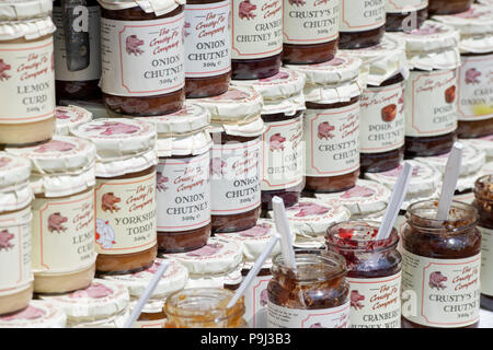 I vari sapori di chutney fatti a mano in vasi in vendita. Regno Unito Foto Stock